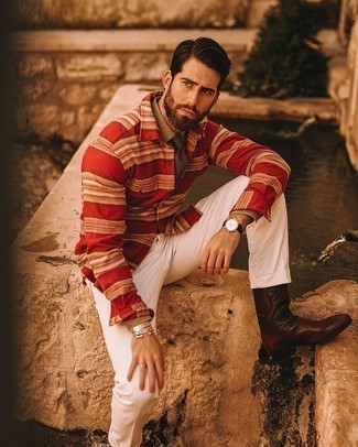 Как носить красную рубашку с длинным рукавом с белыми брюками чинос в 30 лет: Красная рубашка с длинным рукавом и белые брюки чинос — великолепная идея для простого, но стильного мужского образа. Думаешь добавить сюда немного утонченности? Тогда в качестве дополнения к этому ансамблю, выбери темно-коричневые кожаные ботинки челси.