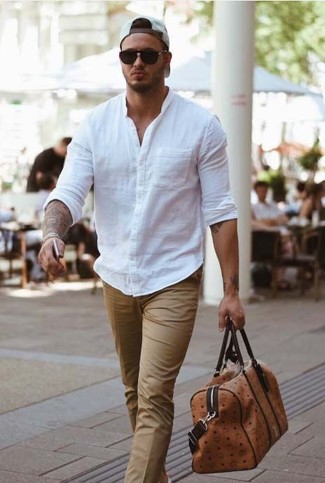 С чем носить коричневую дорожную сумку в 20 лет мужчине в теплую погоду: Если в одежде ты ценишь удобство и функциональность, белая рубашка с длинным рукавом и коричневая дорожная сумка — классный вариант для модного мужского образа на каждый день.