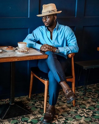 Как носить синюю рубашку с длинным рукавом с темно-коричневыми кожаными лоферами в 30 лет мужчине в теплую погоду в стиле смарт-кэжуал: Несмотря на то, что это достаточно сдержанный образ, тандем синей рубашки с длинным рукавом и синих классических брюк является постоянным выбором стильных мужчин, покоряя при этом сердца дам. Говоря об обуви, можно завершить ансамбль темно-коричневыми кожаными лоферами.