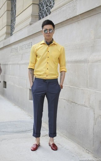 С чем носить темно-синие классические брюки в 30 лет мужчине: Желтая рубашка с длинным рукавом и темно-синие классические брюки — прекрасный лук для мероприятия в фешенебельном заведении. Весьма по моде здесь будут смотреться темно-красные кожаные лоферы.