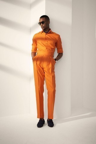 С чем носить черную бандану в 20 лет мужчине: Сочетание оранжевой рубашки с длинным рукавом и черной банданы пользуется большой популярностью среди ценителей комфорта. Почему бы не добавить в повседневный лук чуточку элегантности с помощью черных замшевых лоферов?