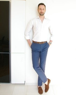 С чем носить синие классические брюки мужчине: Комбо из белой рубашки с длинным рукавом и синих классических брюк поможет создать модный и утонченный образ. Коричневые замшевые лоферы — отличный вариант, чтобы дополнить лук.
