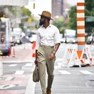 С чем носить бежевую соломенную шляпу в 30 лет мужчине лето: Если ты ценишь удобство и практичность, белая рубашка с длинным рукавом и бежевая соломенная шляпа — отличный выбор для модного мужского образа на каждый день. Такой лук обретет новое прочтение в тандеме с светло-коричневыми замшевыми лоферами. Подобное сочетание обеспечит тебе комфорт и удобство в настоящий зной.