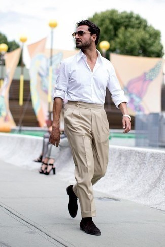 Какие классические брюки носить с белой рубашкой с длинным рукавом в 30 лет мужчине в теплую погоду: Сочетание белой рубашки с длинным рукавом и классических брюк позволит создать модный и привлекательный лук. Пара темно-коричневых замшевых лоферов очень органично интегрируется в этот лук.