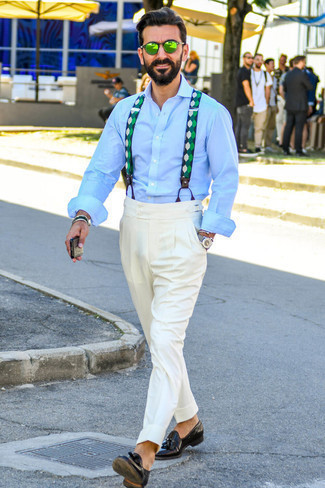Модный лук: голубая рубашка с длинным рукавом, белые классические брюки, черные кожаные лоферы с кисточками, зеленые солнцезащитные очки