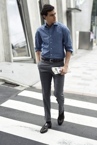 Модный лук: синяя рубашка с длинным рукавом, серые классические брюки, темно-коричневые кожаные лоферы с кисточками, черный кожаный ремень