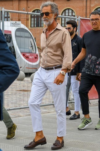 Как носить лоферы с рубашкой за 50 лет мужчине: Рубашка и белые классические брюки — отличный пример изысканного мужского стиля. Не прочь сделать ансамбль немного строже? Тогда в качестве дополнения к этому образу, стоит выбрать лоферы.