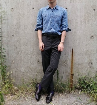 Какие классические брюки носить с синей рубашкой с длинным рукавом в 20 лет мужчине: Синяя рубашка с длинным рукавом в паре с классическими брюками позволит составить стильный и в то же время утонченный образ. Переходя к обуви, можно закончить образ черными кожаными лоферами с кисточками.