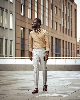 Какие классические брюки носить с светло-коричневой рубашкой с длинным рукавом в 30 лет мужчине в деловом стиле: Светло-коричневая рубашка с длинным рукавом и классические брюки позволят создать эффектный мужской лук. В тандеме с этим образом прекрасно будут выглядеть коричневые кожаные лоферы с кисточками.