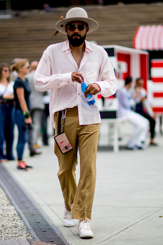 Какие классические брюки носить с розовой рубашкой с длинным рукавом в 30 лет мужчине: Сочетание розовой рубашки с длинным рукавом и классических брюк позволит составить стильный и мужественный ансамбль. Создать незабываемый контраст с остальными вещами из этого лука помогут белые низкие кеды.