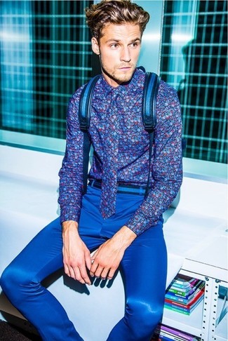 С чем носить темно-синий рюкзак мужчине: Если ты делаешь ставку на удобство и практичность, синяя рубашка с длинным рукавом с цветочным принтом и темно-синий рюкзак — прекрасный выбор для расслабленного повседневного мужского лука.
