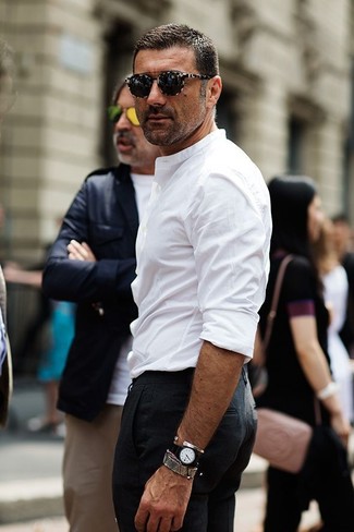 Какие классические брюки носить с бело-черной рубашкой с длинным рукавом мужчине в теплую погоду: Бело-черная рубашка с длинным рукавом и классические брюки — великолепный пример изысканного мужского стиля.