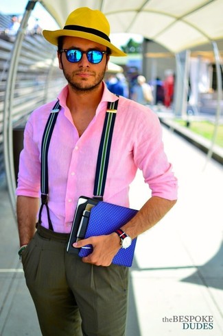 Модный лук: розовая рубашка с длинным рукавом, оливковые классические брюки, желтая шляпа, синие солнцезащитные очки