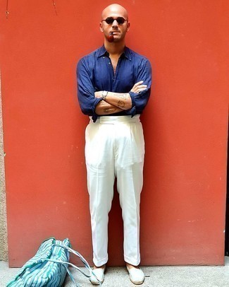 Как носить классические брюки с эспадрильями в 30 лет мужчине: Комбо из темно-синей льняной рубашки с длинным рукавом и классических брюк позволит реализовать элегантный стиль. Если сочетание несочетаемого импонирует тебе не меньше, чем безвременная классика, закончи свой ансамбль эспадрильями.