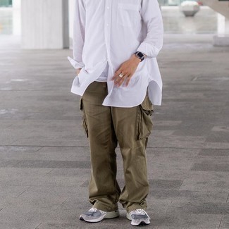 С чем носить темно-бирюзовые брюки карго в теплую погоду в спортивном стиле: Белая рубашка с длинным рукавом и темно-бирюзовые брюки карго — отличный лук, если ты ищешь расслабленный, но в то же время модный мужской лук. Поклонники рискованных вариантов могут закончить ансамбль серыми кроссовками.