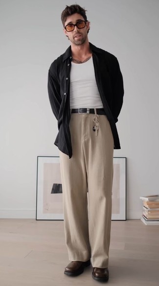 Какие брюки чинос носить с белой майкой в 30 лет в теплую погоду: Сочетание белой майки и брюк чинос особенно популярно среди ценителей комфорта. Такой образ получит свежее прочтение в сочетании с темно-коричневыми кожаными повседневными ботинками.