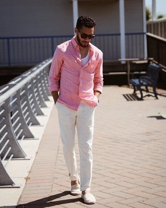 Как носить эспадрильи с брюками чинос: Розовая рубашка с длинным рукавом и брюки чинос украсят гардероб любого парня. В паре с этим образом наиболее уместно будут смотреться эспадрильи.