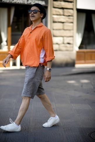 С чем носить шорты в 30 лет мужчине в жару: Фанатам стиля кэжуал придется по душе сочетание оранжевой льняной рубашки с длинным рукавом и шорт. Пара белых кожаных низких кед свяжет лук воедино.