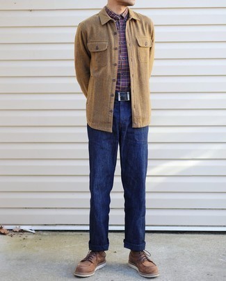 Как носить темно-синие джинсы с коричневыми кожаными повседневными ботинками в 30 лет мужчине в стиле кэжуал: Темно-синяя рубашка с коротким рукавом в шотландскую клетку и темно-синие джинсы — обязательные предметы в гардеробе джентльменов с чувством стиля. Любители экспериментов могут завершить лук коричневыми кожаными повседневными ботинками, тем самым добавив в него чуточку строгости.