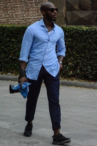 Какие рубашки с длинным рукавом носить с черными кроссовками в 30 лет мужчине: Рубашка с длинным рукавом и темно-синие брюки чинос выигрышно впишутся в мужской образ в повседневном стиле. черные кроссовки добавят облику непринужденности и динамичности.