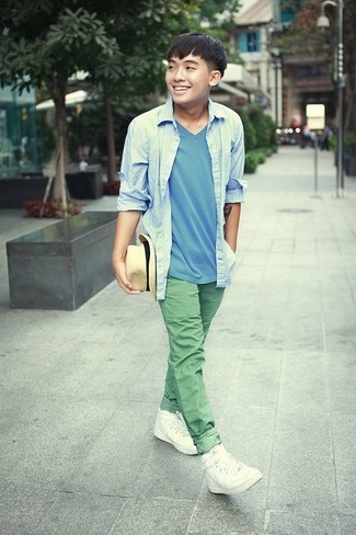 С чем носить синюю футболку подросткам мужчине в стиле кэжуал: Синяя футболка в паре с зелеными брюками чинос позволит создать стильный мужской образ. Если тебе нравится применять в своих образах разные стили, из обуви можешь надеть белые высокие кеды из плотной ткани.