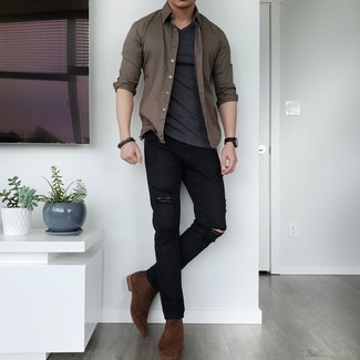 Какие джинсы носить с темно-серой футболкой с v-образным вырезом в 30 лет мужчине: Тандем темно-серой футболки с v-образным вырезом и джинсов - самый простой из возможных ансамблей для активного отдыха. В сочетании с темно-коричневыми замшевыми ботинками челси такой образ смотрится особенно выигрышно.