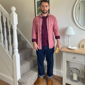 Модный лук: розовая рубашка с длинным рукавом, темно-синяя футболка с длинным рукавом в горизонтальную полоску, темно-синие джинсы, коричневые замшевые лоферы