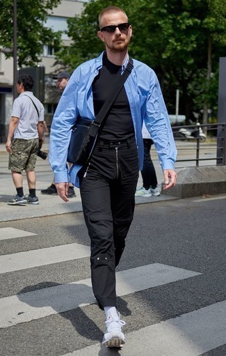С чем носить черные брюки карго в теплую погоду: Синяя рубашка с длинным рукавом в вертикальную полоску и черные брюки карго — отличная идея для простого, но модного мужского ансамбля. Почему бы не привнести в этот лук чуточку непринужденности с помощью белых кроссовок?