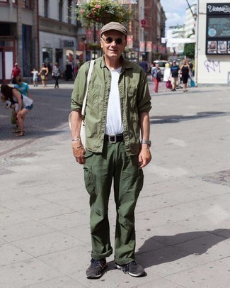 С чем носить солнцезащитные очки за 50 лет мужчине: Ансамбль из оливковой рубашки с длинным рукавом и солнцезащитных очков - самый простой из возможных ансамблей для активного уикенда. В сочетании с этим луком наиболее выгодно будут смотреться темно-серые кроссовки.