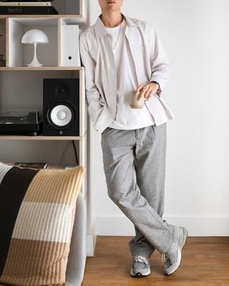 С чем носить серые кроссовки мужчине: Белая рубашка с длинным рукавом в сочетании с серыми брюками чинос — классный вариант для создания мужского ансамбля в стиле smart casual. Этот образ неплохо дополнят серые кроссовки.