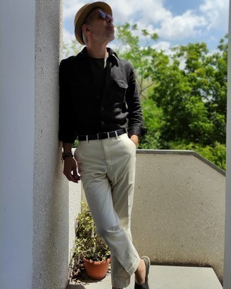С чем носить белые брюки чинос за 50 лет лето: Черная рубашка с длинным рукавом и белые брюки чинос гармонично впишутся в мужской лук в стиле кэжуал. Весьма по моде здесь выглядят темно-серые эспадрильи из плотной ткани. Переносить мучительный июльский зной будет намного проще, когда ты одет вот так.