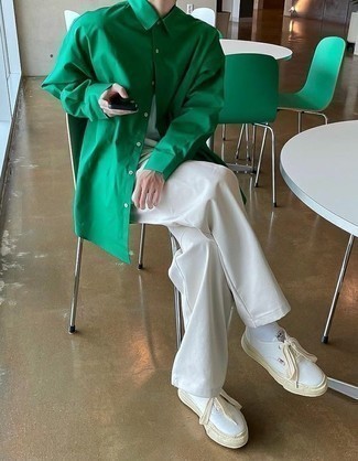 С чем носить зеленую рубашку мужчине в стиле кэжуал: Стильное сочетание зеленой рубашки и белых брюк чинос безусловно будет привлекать внимание прекрасного пола. Любители модных экспериментов могут дополнить образ белыми низкими кедами из плотной ткани, тем самым добавив в него чуточку эффектности.
