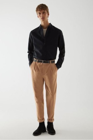 С чем носить рубашку мужчине в теплую погоду: Образ из рубашки и табачных брюк чинос позволит создать незаезженный мужской образ в непринужденном стиле. В тандеме с черными замшевыми ботинками челси такой лук смотрится особенно выгодно.