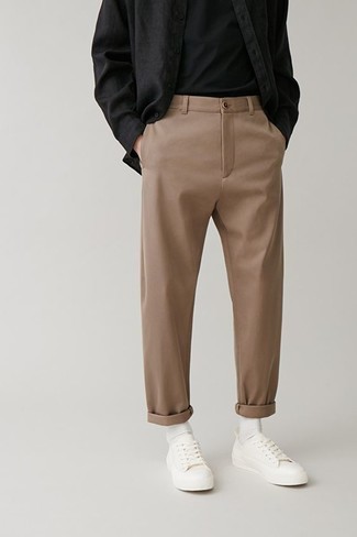 С чем носить бело-черные низкие кеды в 30 лет мужчине: Черная рубашка с длинным рукавом и светло-коричневые брюки чинос — неотъемлемые составляющие в гардеробе джентльменов с чувством стиля. Этот образ прекрасно дополнят бело-черные низкие кеды.