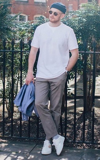 Модный лук: голубая рубашка с длинным рукавом, белая футболка с круглым вырезом, серые брюки чинос, белые низкие кеды из плотной ткани