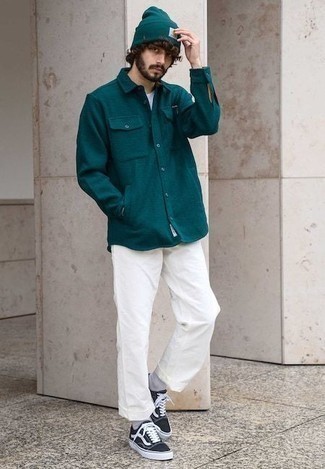 С чем носить темно-зеленую шапку в 20 лет мужчине в стиле кэжуал: Если ты отдаешь предпочтение комфорту и функциональности, обрати внимание на сочетание темно-бирюзовой рубашки с длинным рукавом и темно-зеленой шапки. Не прочь привнести сюда немного классики? Тогда в качестве обуви к этому луку, обрати внимание на черно-белые низкие кеды из плотной ткани.