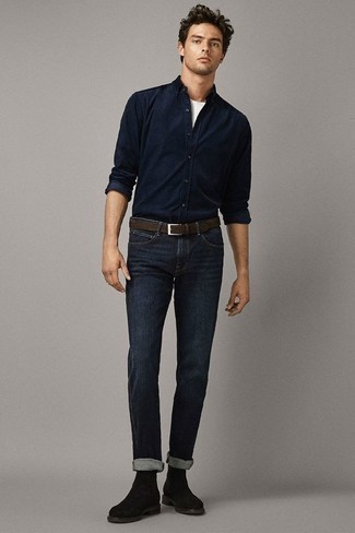 С чем носить табачный замшевый ремень в 30 лет мужчине в стиле смарт-кэжуал: Темно-синяя рубашка с длинным рукавом и табачный замшевый ремень — замечательная формула для создания стильного и функционального лука. Что же касается обуви, можно отдать предпочтение классическому стилю и выбрать черные замшевые ботинки челси.
