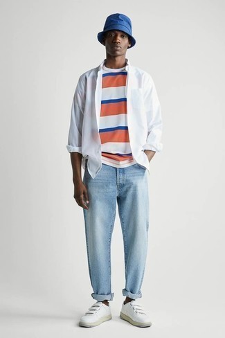 С чем носить голубые джинсы мужчине: Образ из белой рубашки с длинным рукавом и голубых джинсов поможет создать незаезженный мужской образ в стиле casual. Белые кожаные низкие кеды — хороший выбор, чтобы завершить образ.