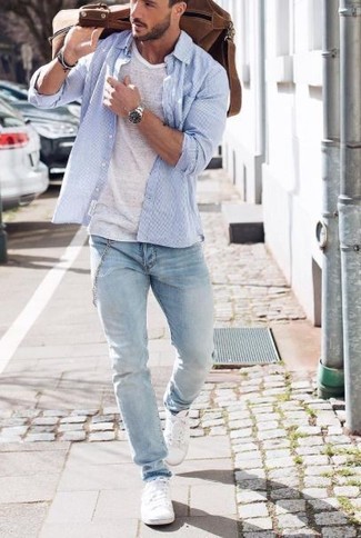 Какие джинсы носить с бирюзовой рубашкой с длинным рукавом в 20 лет мужчине в теплую погоду в стиле кэжуал: Сочетание бирюзовой рубашки с длинным рукавом и джинсов позволит создать стильный мужской образ. Что касается обуви, белые низкие кеды — наиболее удачный вариант.