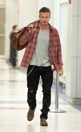 Как David Beckham носит Красно-черная фланелевая рубашка с длинным рукавом в клетку, Серая футболка с круглым вырезом, Черные джинсы, Темно-коричневые кожаные повседневные ботинки
