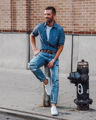 Как носить синие рваные джинсы с белыми низкими кедами в 30 лет мужчине: Если этот день тебе предстоит провести в движении, сочетание синей рубашки с длинным рукавом из шамбре в горошек и синих рваных джинсов позволит создать удобный образ в стиле casual. Этот лук получает новое прочтение в сочетании с белыми низкими кедами.