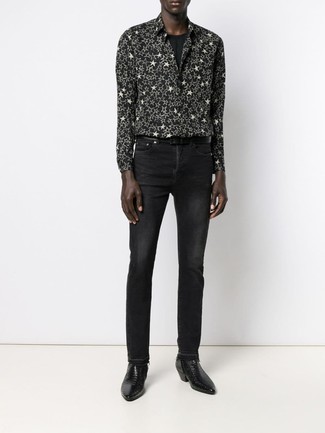 Модный лук: черно-белая рубашка с длинным рукавом со звездами, черная футболка с круглым вырезом, черные джинсы, черные кожаные ботинки челси