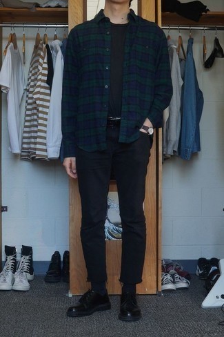 Модный лук: темно-сине-зеленая фланелевая рубашка с длинным рукавом в шотландскую клетку, черная футболка с круглым вырезом, черные джинсы, черные кожаные туфли дерби