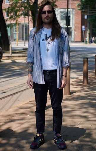 Модный лук: бело-темно-синяя рубашка с длинным рукавом в вертикальную полоску, бело-черная футболка с круглым вырезом с принтом, темно-синие джинсы, разноцветные кроссовки