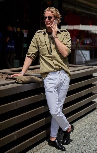 Какие джинсы носить с темно-зеленой рубашкой с длинным рукавом мужчине лето в стиле смарт-кэжуал: Практичное сочетание темно-зеленой рубашки с длинным рукавом и джинсов позволит выразить твой личный стиль и выгодно выделиться из серой массы. Теперь почему бы не привнести в повседневный образ толику консерватизма с помощью черных кожаных монок? Подобный ансамбль определенно будет у тебя в ходу в жаркие солнечные деньки.