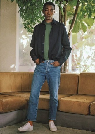 Модный лук: черная рубашка с длинным рукавом, темно-зеленая футболка с круглым вырезом, синие джинсы, белые низкие кеды из плотной ткани
