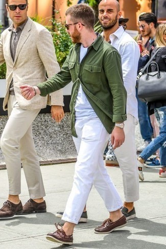 Какие топсайдеры носить с белыми джинсами лето: Темно-зеленая рубашка с длинным рукавом и белые джинсы надежно обосновались в гардеробе многих парней, помогая создавать неповторимые и стильные луки. Прекрасно здесь смотрятся топсайдеры. Подобный лук выглядит по-летнему стильно.