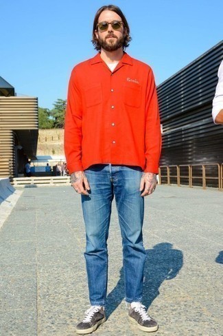 Модный лук: красная рубашка с длинным рукавом, белая футболка с круглым вырезом, синие джинсы, серые замшевые низкие кеды