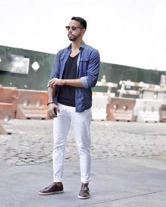 Как носить темно-синюю рубашку с длинным рукавом из шамбре с белыми джинсами мужчине: Дуэт темно-синей рубашки с длинным рукавом из шамбре и белых джинсов позволит выглядеть по моде, а также подчеркнуть твой личный стиль. Если ты предпочитаешь смелые решения в своих ансамблях, дополни этот темно-коричневыми кожаными монками с двумя ремешками.