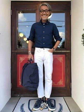 Какие джинсы носить с темно-сине-белыми низкими кедами за 50 лет мужчине: Темно-синяя рубашка с длинным рукавом и джинсы — беспроигрышный вариант, если ты ищешь лёгкий, но в то же время стильный мужской образ. Вместе с этим ансамблем прекрасно будут смотреться темно-сине-белые низкие кеды.